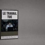 Ouvrier sur une ligne de montage industrielle, mains sur une pièce – souffrance au travail et qualité du travail empêché
