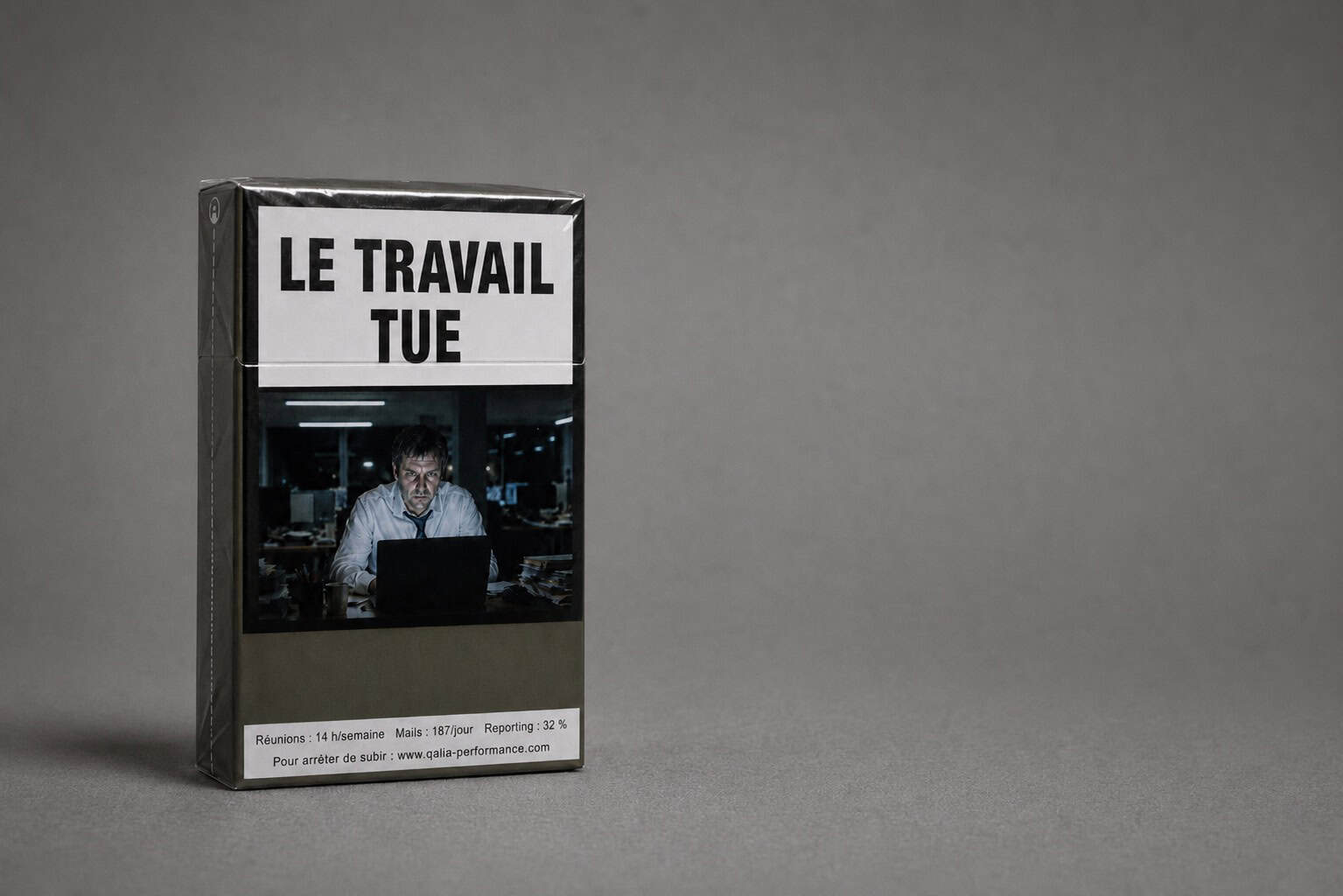 Ouvrier sur une ligne de montage industrielle, mains sur une pièce – souffrance au travail et qualité du travail empêché